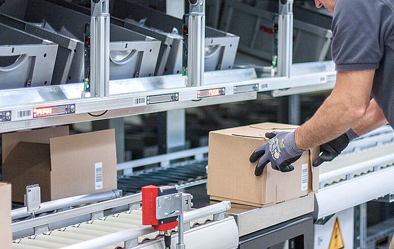 Logistikkosten senken, Symbolbild, ein Mann beim Pick-Prozess
