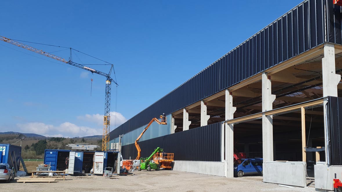 Installation Glaselement des Lichtbandes