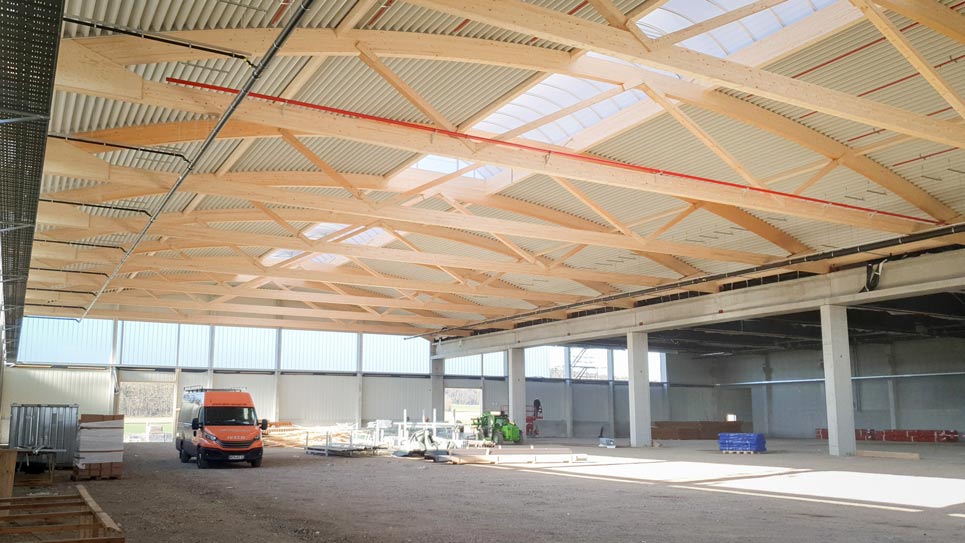 Produktionshalle mit Holzbindern Innenaufnahme Erich Müller GmbH