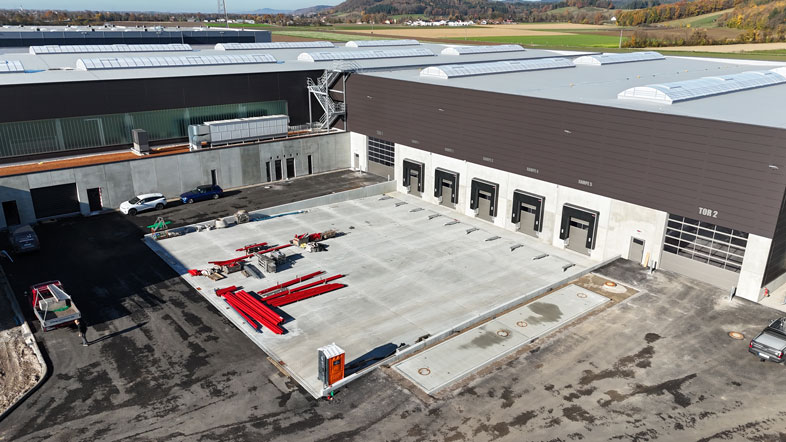 Müller Kirchroth: Blick auf Versandbereich, Rampentore und im Boden integrierte Industriewaage