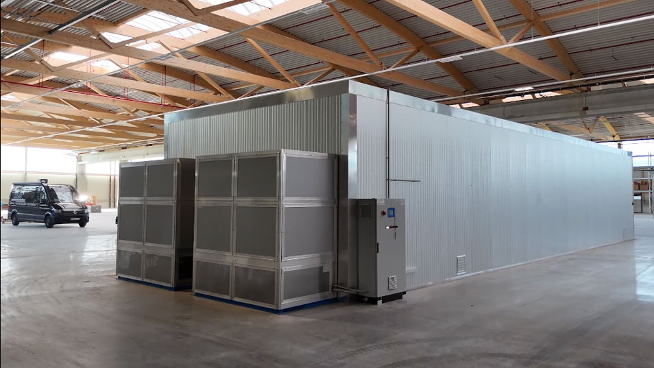 Müller Kirchroth: Erste Maschinen werden installiert, hier die Trocknungsanlage in der großen, geräumigen und lichtdurchfluteten Produktionshalle mit Holzdecke; Koch Gruppe