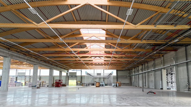 Innenaufnahme der lichtdurchfluteten Produktionshalle am Müller-Standort in Kirchroth