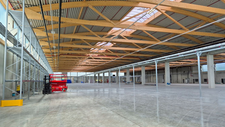 Innenaufnahme der lichtdurchfluteten Produktionshalle am Müller-Standort in Kirchroth