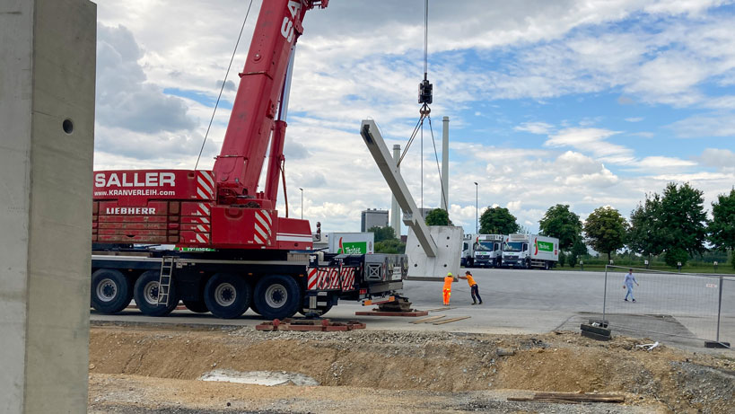 Verheben einer Fertigbeton-Stütze bei Troiber in Hofkirchen