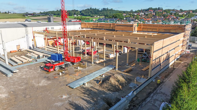 Bild aus der Bauphase bei Wallstabe & Schneider: Montage der vorgefertigten Holzmodule